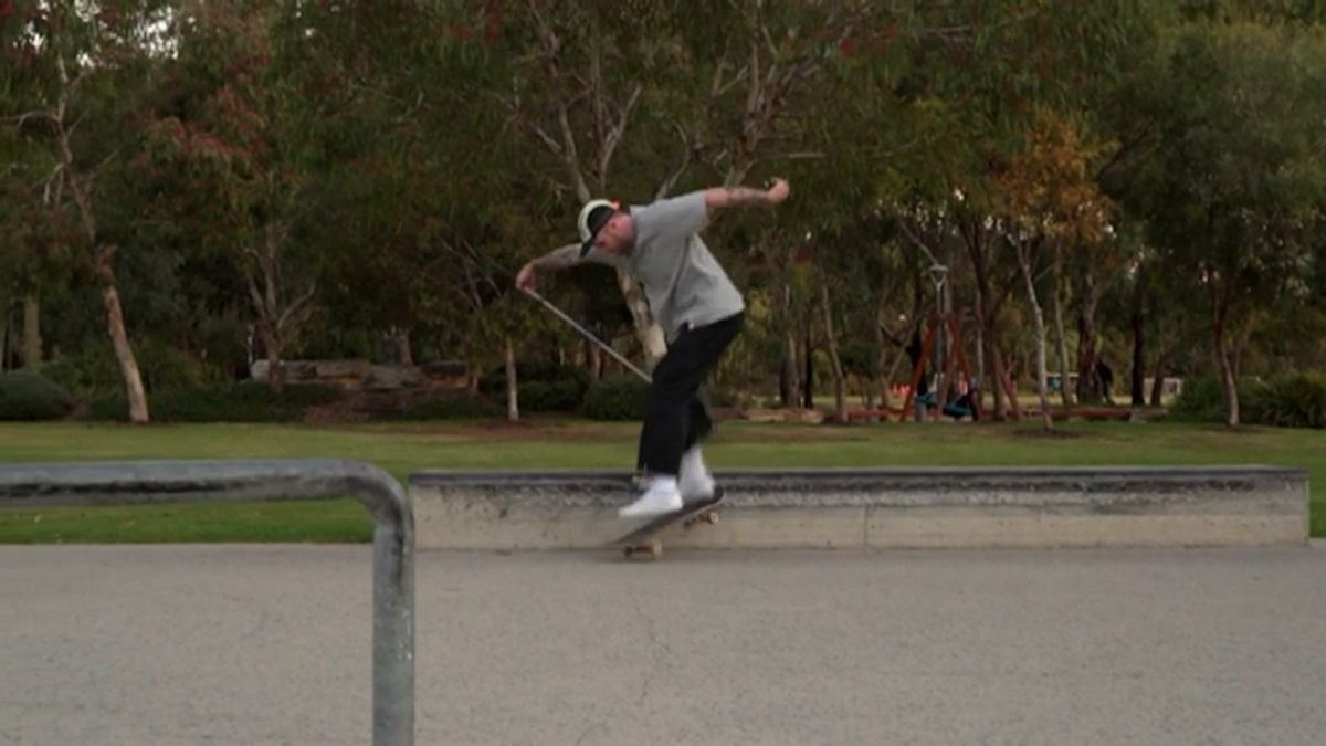 Téměř nevidomý Australan brázdí skatepark s holí v ruce